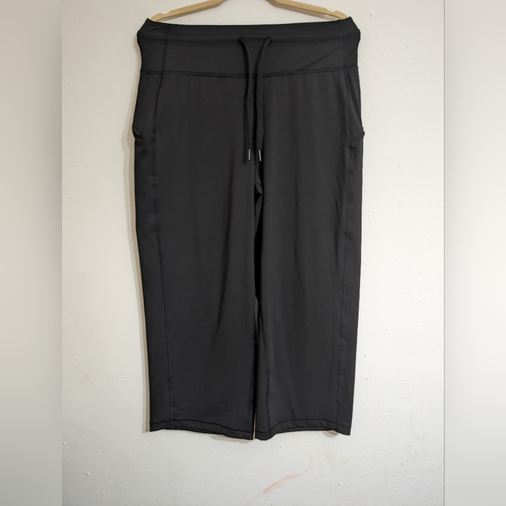 Athleta ultimate crop pant size M